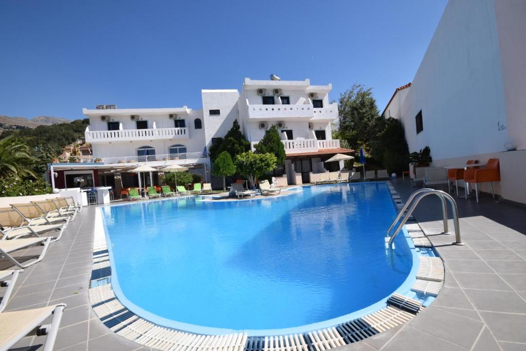 une grande piscine en face d'un bâtiment dans l'établissement Myrtis Spa Hotel, à Plakias