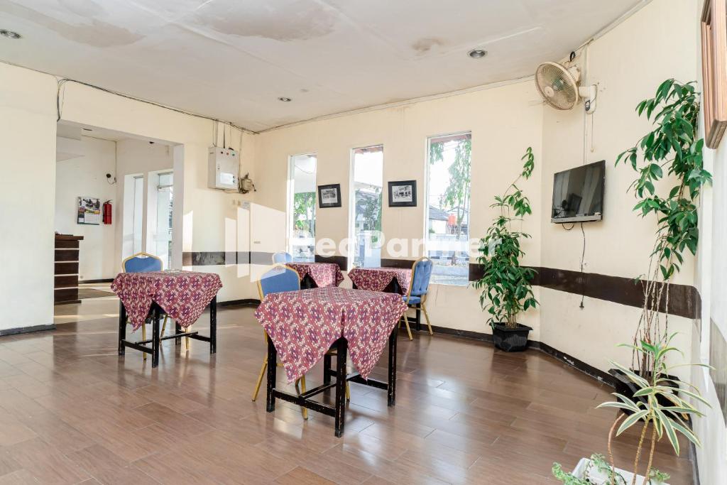 TV a/nebo společenská místnost v ubytování Cherry Pink Hotel Medan Mitra RedDoorz