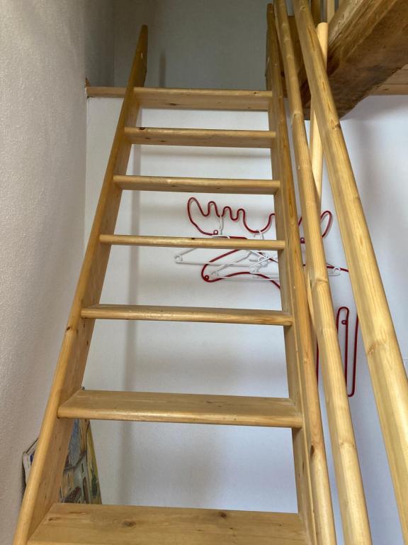 Palanda nebo palandy na pokoji v ubytování Gästehaus Keins wie meins