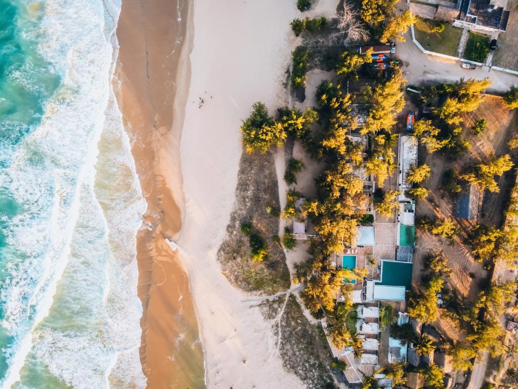 eine Luftansicht auf einen Strand mit Eigentumswohnungen in der Unterkunft Liquid Dive Adventures in Praia do Tofo