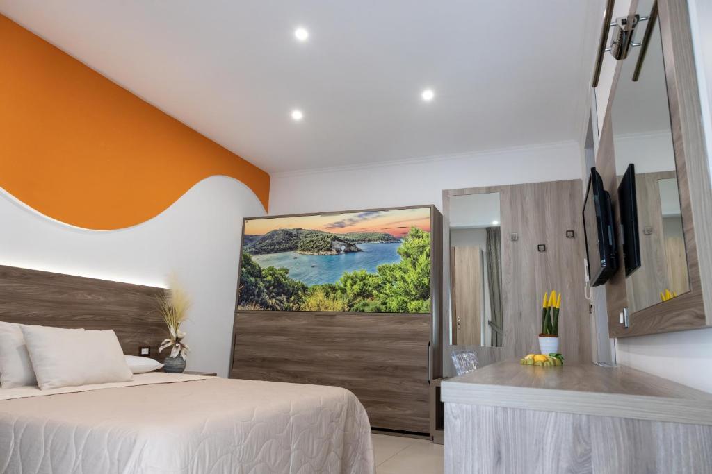 ein Schlafzimmer mit einem Bett und einem Wandgemälde in der Unterkunft Mary Vi Rooms in Peschici