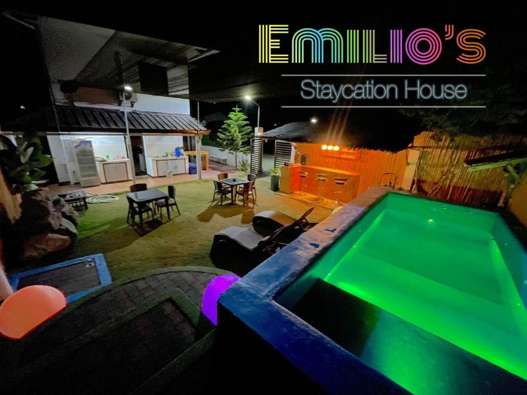 Der Swimmingpool an oder in der Nähe von Emilio's Staycation House