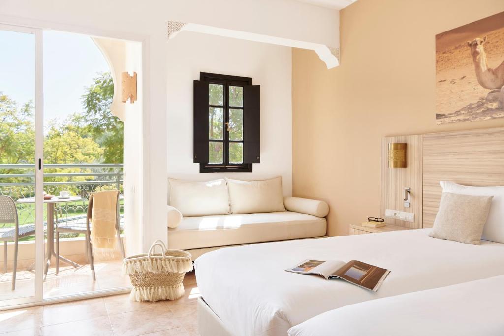Postel nebo postele na pokoji v ubytování Iberostar Waves Club Palmeraie Marrakech All Inclusive
