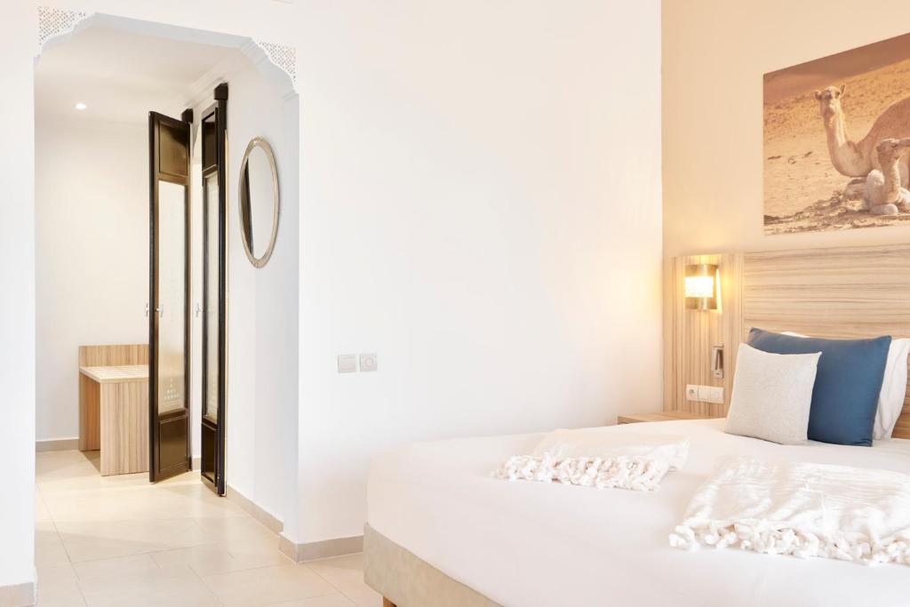 Postel nebo postele na pokoji v ubytování Iberostar Waves Club Palmeraie Marrakech All Inclusive