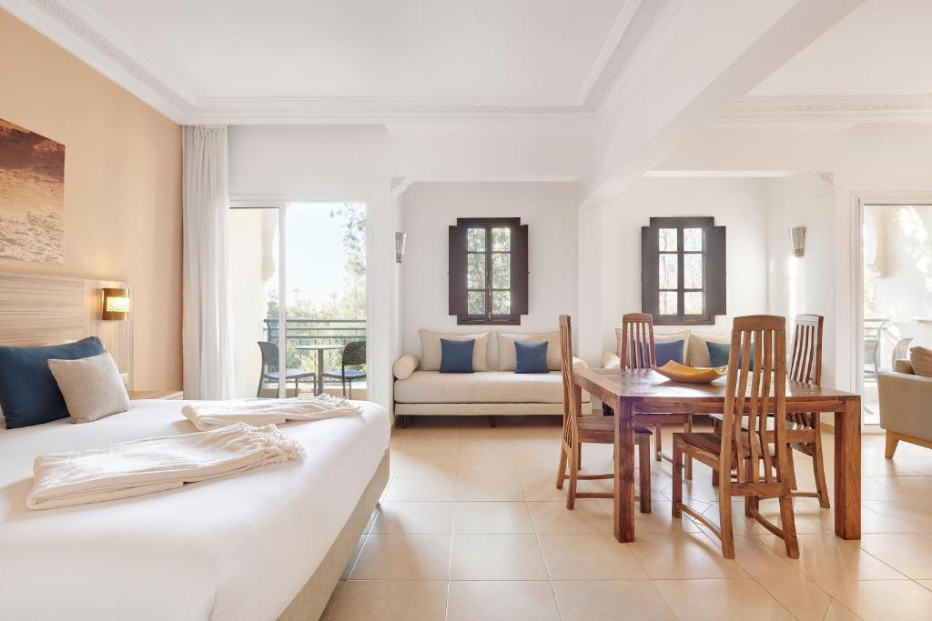 Postel nebo postele na pokoji v ubytování Iberostar Waves Club Palmeraie Marrakech All Inclusive