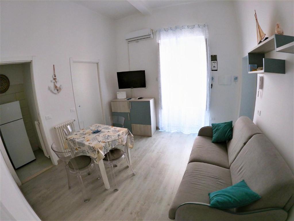A television and/or entertainment centre at La casetta di Gaeta