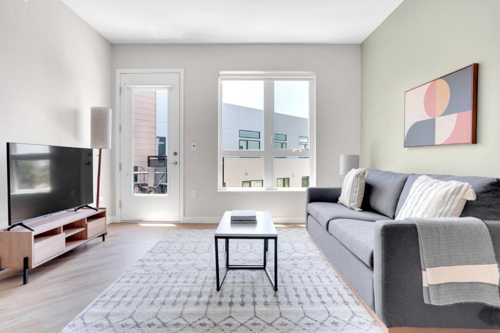 Μια τηλεόραση ή/και κέντρο ψυχαγωγίας στο Sunnyvale 1BR w WD Roof nr Caltrain SFO-1053