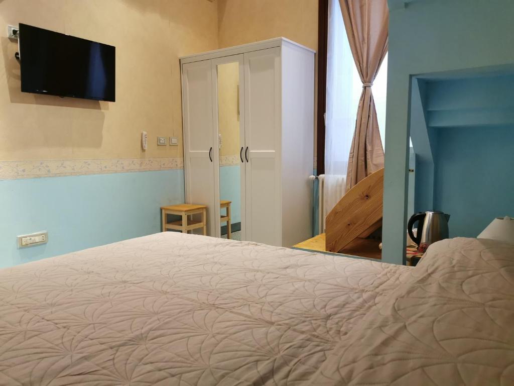 sypialnia z łóżkiem i telewizorem z płaskim ekranem w obiekcie Venice Dose Suite w Wenecji