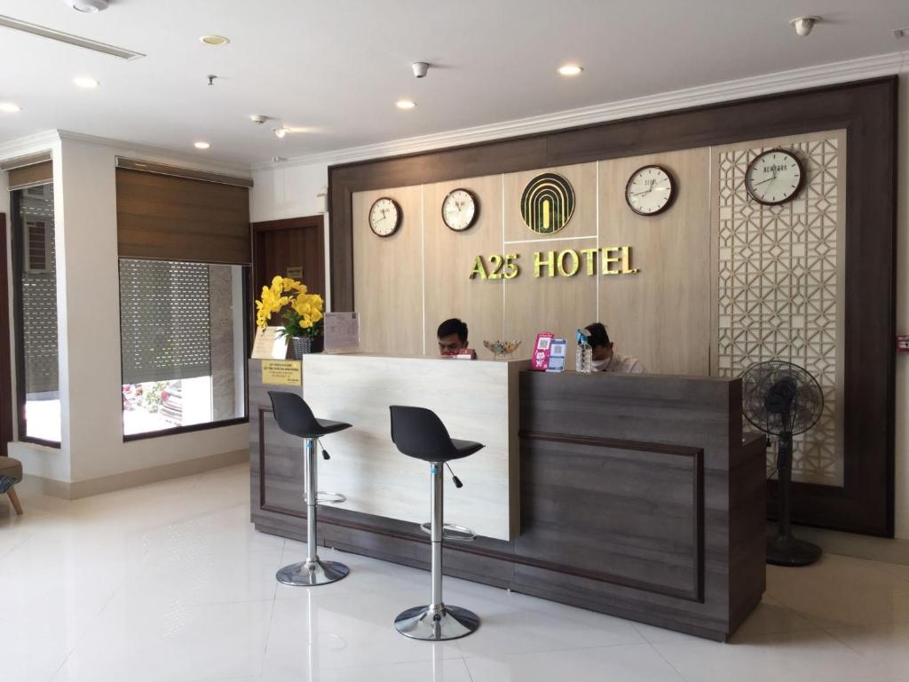 un vestíbulo de lujo con mostrador de recepción y taburetes en A25 Hotel - Hoàng Đạo Thuý, en Hanói