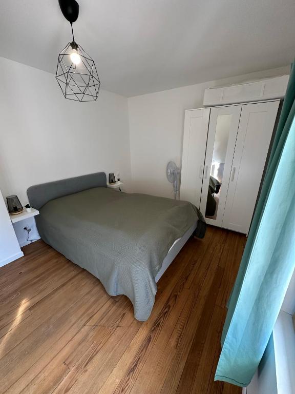 une chambre avec un lit et une planche de surf dedans dans l'établissement Superbe appartement mansardé avec mezzanine - proche centre ville, thermes, aquensis, à Bagnères-de-Bigorre