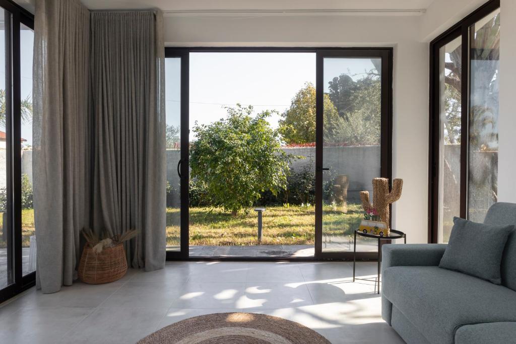 een woonkamer met een bank en grote glazen deuren bij Nice home in Carini