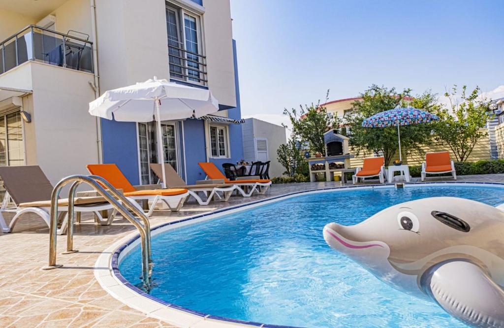 uma piscina com uma cabeça de tubarão na água em Splendid Villa with Private Pool in Antalya em Belek
