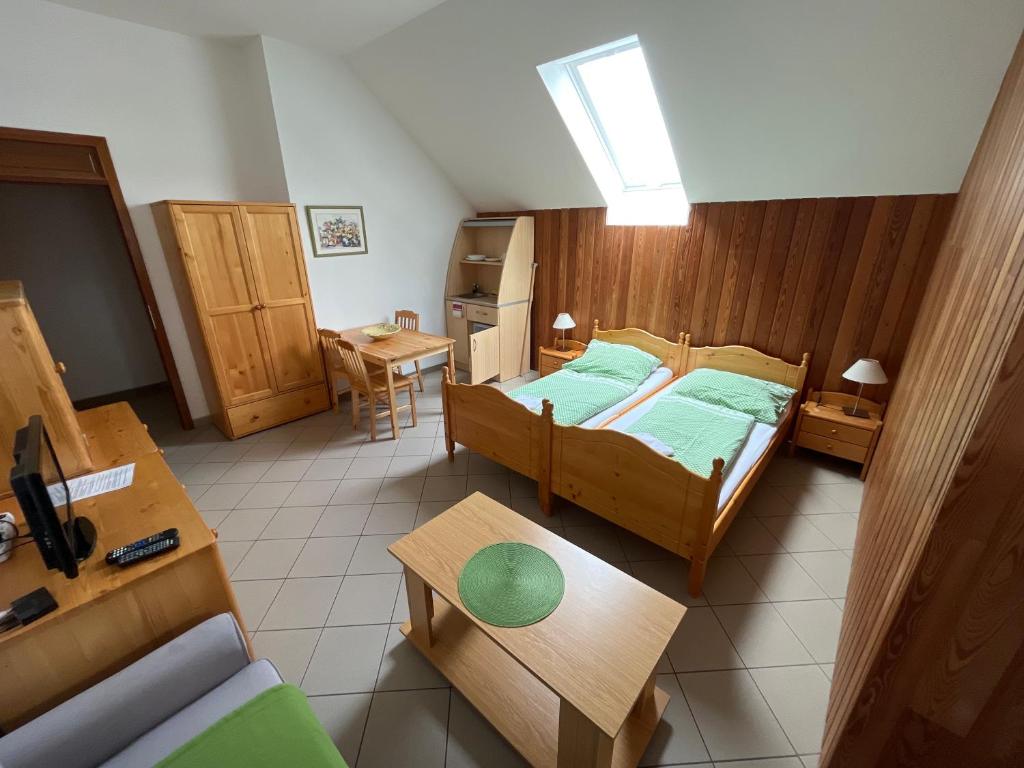 Postel nebo postele na pokoji v ubytování Sokolí hnízdo