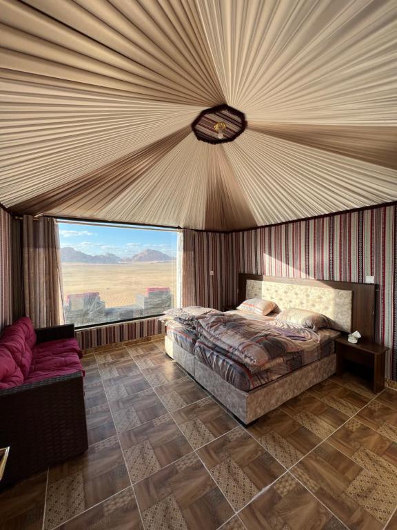En eller flere senge i et værelse på Wadi Rum Mars Camp