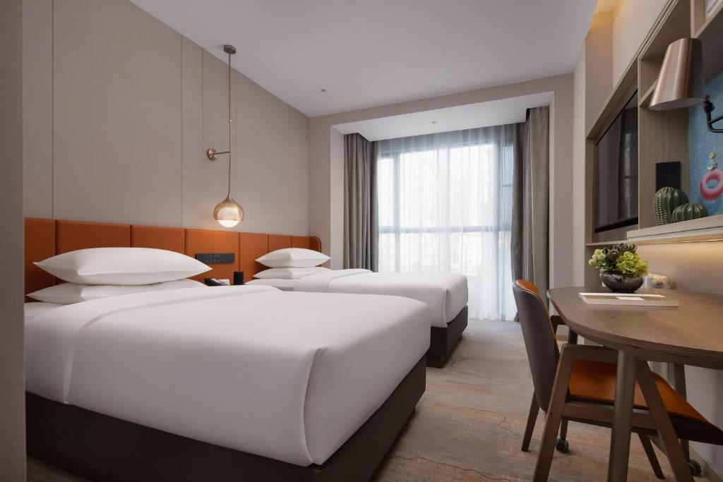 Postel nebo postele na pokoji v ubytování Home2 Suites By Hilton Wuhan Hankou Railway Station