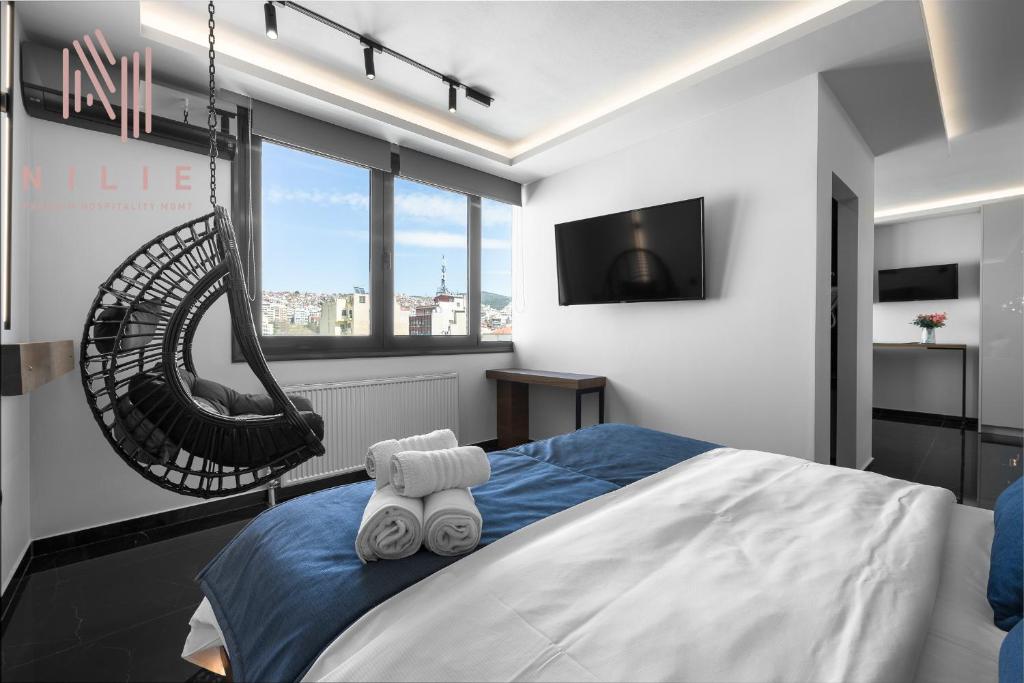 - une chambre avec un lit et une balançoire dans l'établissement Calliope Penthouse, Nilie Hospitality MGMT, à Thessalonique