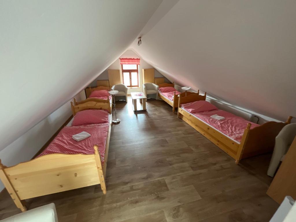 Postel nebo postele na pokoji v ubytování Sokolí hnízdo