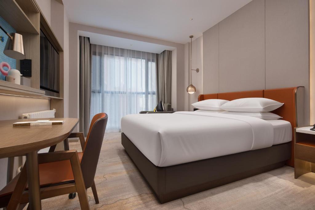 Postel nebo postele na pokoji v ubytování Home2 Suites By Hilton Wuhan Hankou Railway Station