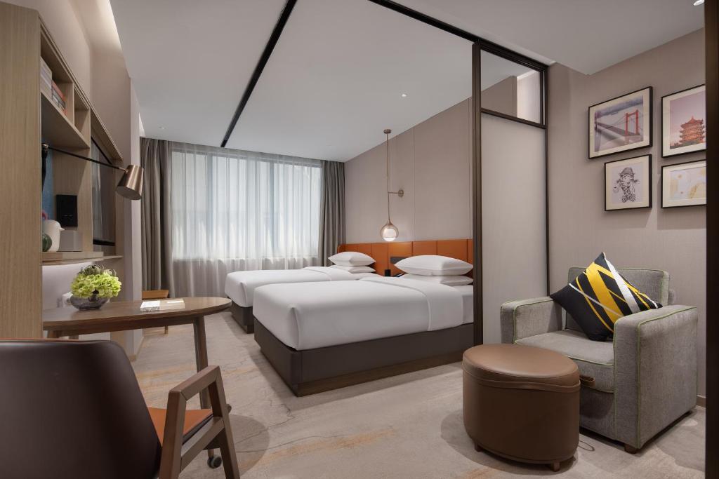 Postel nebo postele na pokoji v ubytování Home2 Suites By Hilton Wuhan Hankou Railway Station