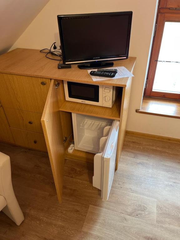 TV a/nebo společenská místnost v ubytování Sokolí hnízdo