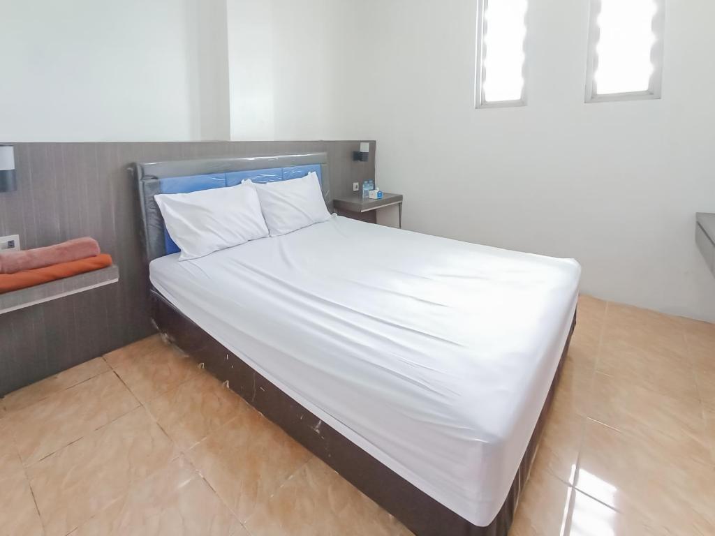 A bed or beds in a room at RedDoorz Syariah near Q-Mall Banjarbaru