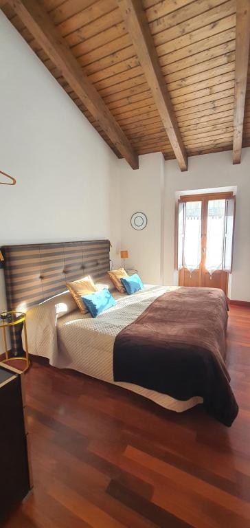 Llit o llits en una habitació de CAL TRANQUIL Camprodon, acollidor àtic al centre