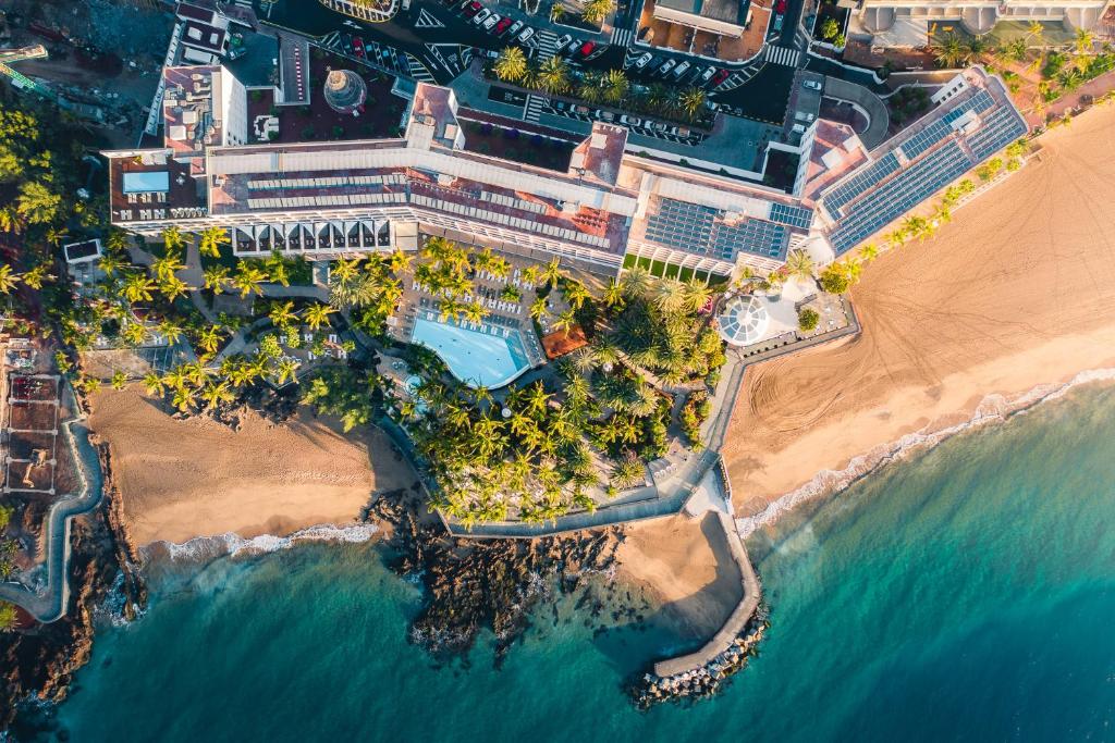 eine Luftansicht eines Resorts am Strand in der Unterkunft Hotel Fariones in Puerto del Carmen