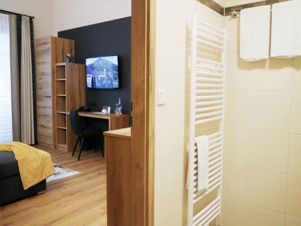 TV a/nebo společenská místnost v ubytování Da`Sporrer Hotel & Wirtshaus