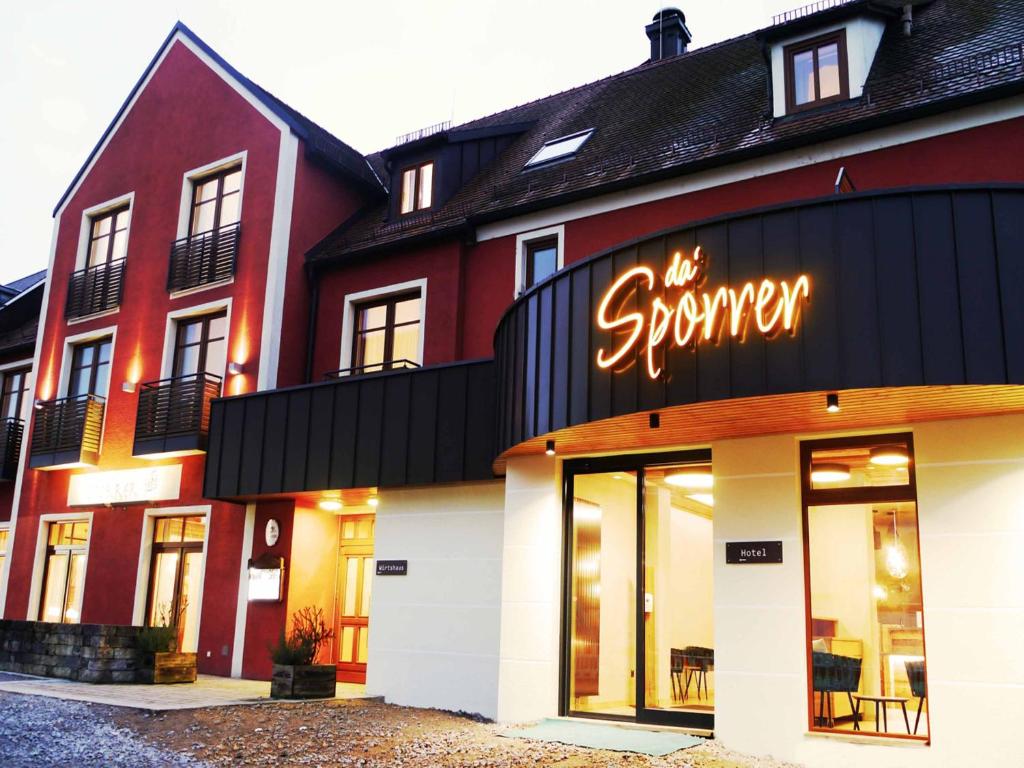uma loja com uma placa na frente em Da`Sporrer Hotel & Wirtshaus em Neunburg vorm Wald