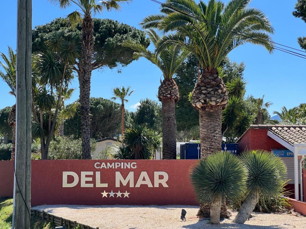 un panneau devant un panneau del mar avec des palmiers dans l'établissement Mobil home Petit Paradis, 6 personnes, Bord de mer, Camping Del Mar Village, à Argelès-sur-Mer