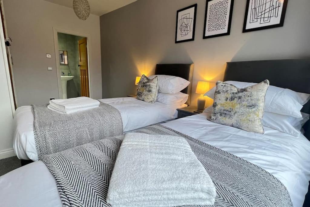 two beds sitting next to each other in a bedroom at Chelwood Residence in Moortown