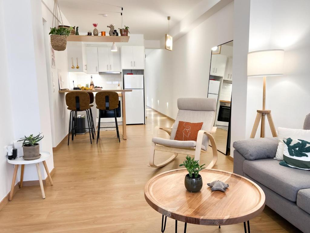 een woonkamer met een bank en een tafel bij Comfy 2 BDR Apt in Petralona - Next to metro in Athene
