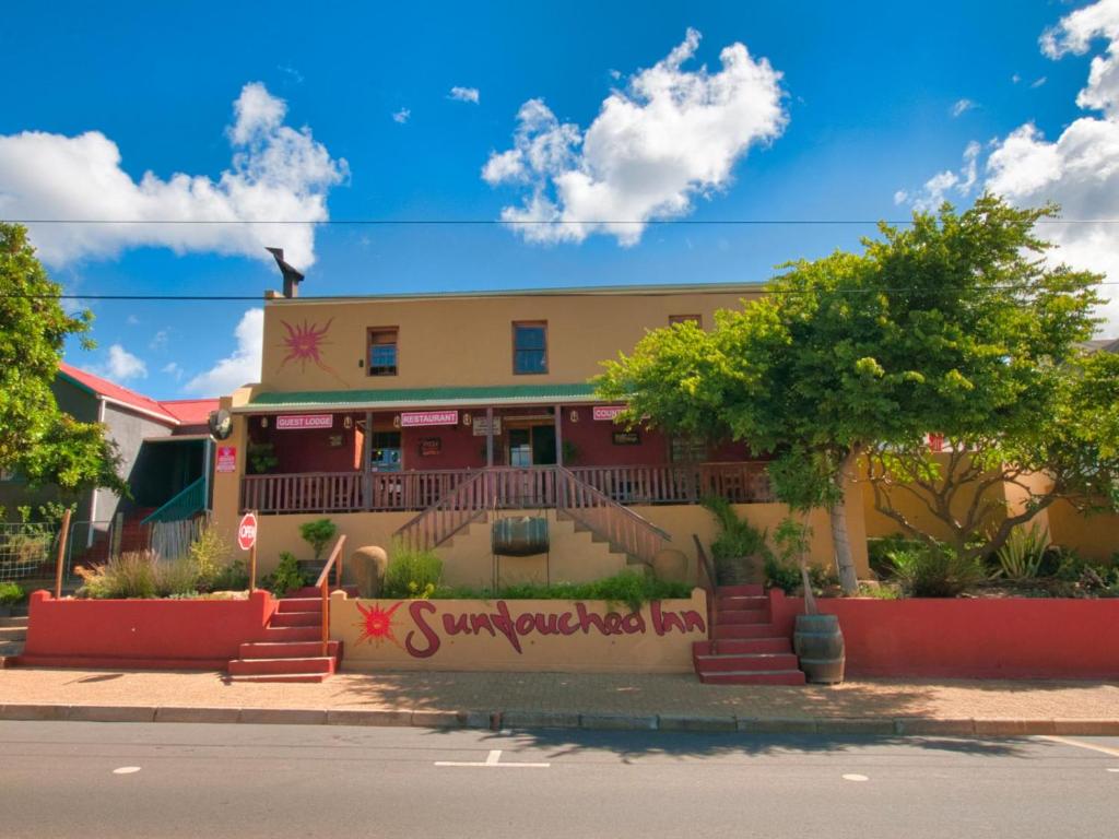 un edificio con una señal delante de él en Suntouched Inn, en Napier