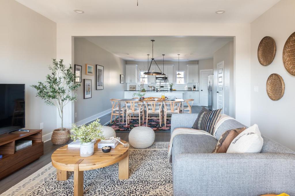 una sala de estar con un sofá y una mesa en Cherokee by AvantStay Contemporary Design in a Prime Location, en Nashville