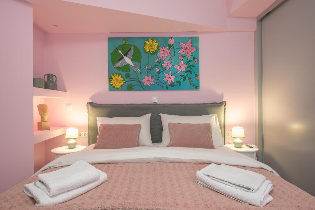 um quarto com uma cama grande com duas toalhas em The Courtyard Oasis em Atenas