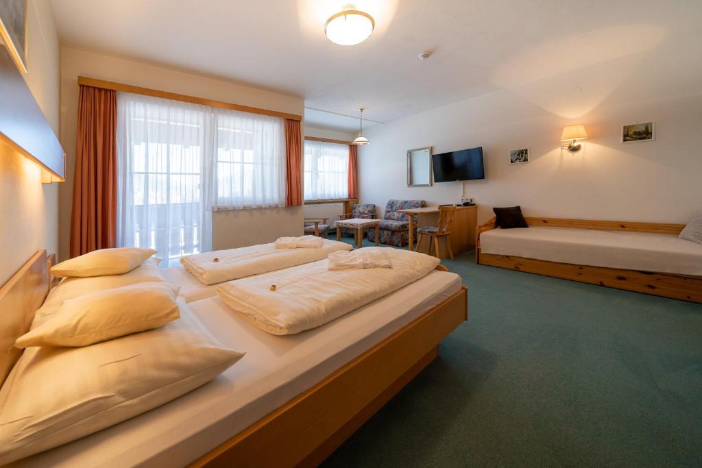 TV a/nebo společenská místnost v ubytování Hotel Tischlbergerhof