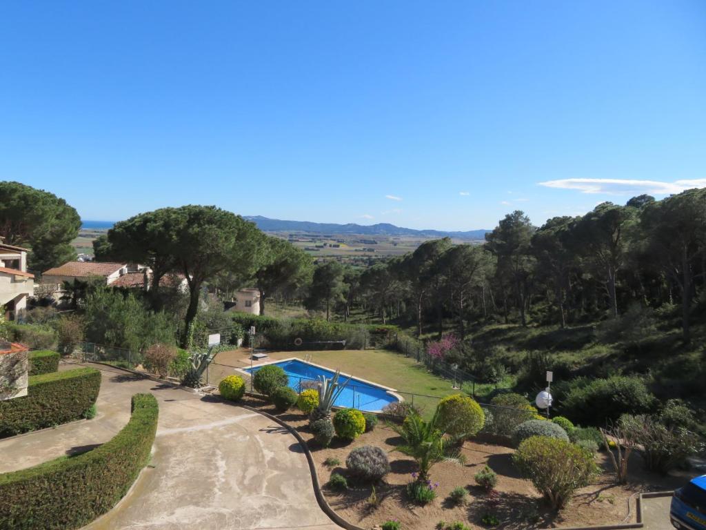 Vista ariale su un giardino con piscina di La dorada 8 a Torroella de Montgrí