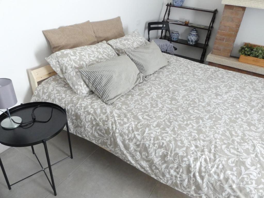 łóżko w pokoju ze stołem i łóżko sidx sidx sidx w obiekcie Casa Mavi Treviso w mieście Treviso