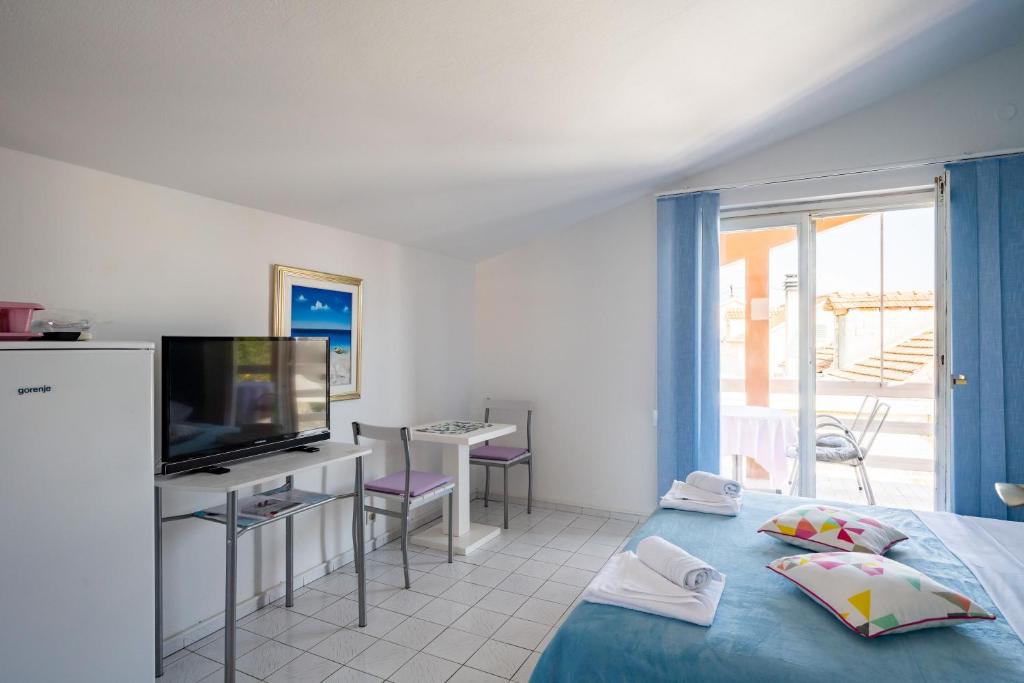 Televízia a/alebo spoločenská miestnosť v ubytovaní LaidBack Apartments