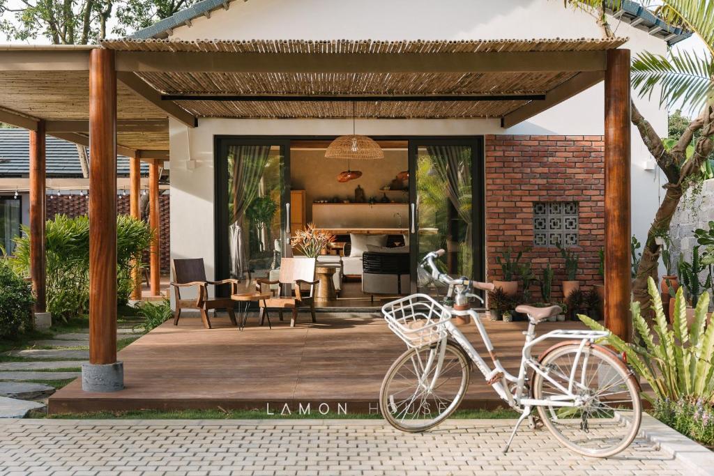 ein Fahrrad auf einer Holzterrasse geparkt in der Unterkunft LaMon House - Venuestay in Hòa Bình