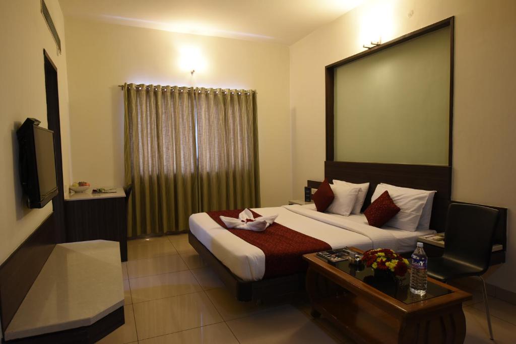 TV a/nebo společenská místnost v ubytování Hotel LandmarK Coimbatore