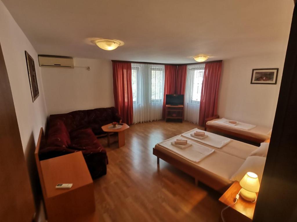 Apartments Stari most في موستار: غرفة معيشة مع أريكة وطاولة