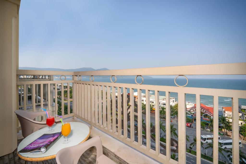 Rõdu või terrass majutusasutuses BlueSun Danang Beach Hotel