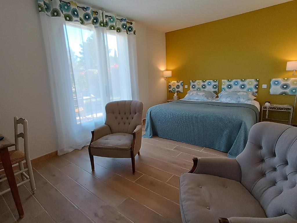 Posezení v ubytování Hôtel La Bastide d'Iris