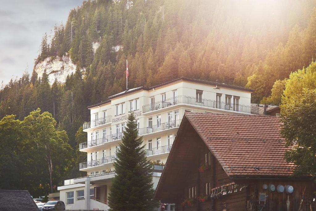 ein großes Gebäude vor einem Berg in der Unterkunft Bellevue Parkhotel & Spa - Relais & Châteaux in Adelboden
