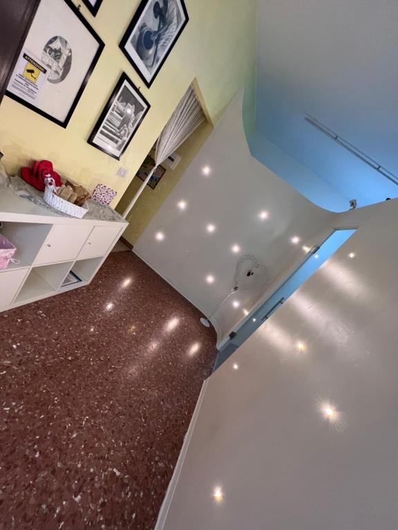 サン・ベネデット・デル・トロントにあるCasa Ririの白い冷蔵庫が備わる茶色の床の客室です。