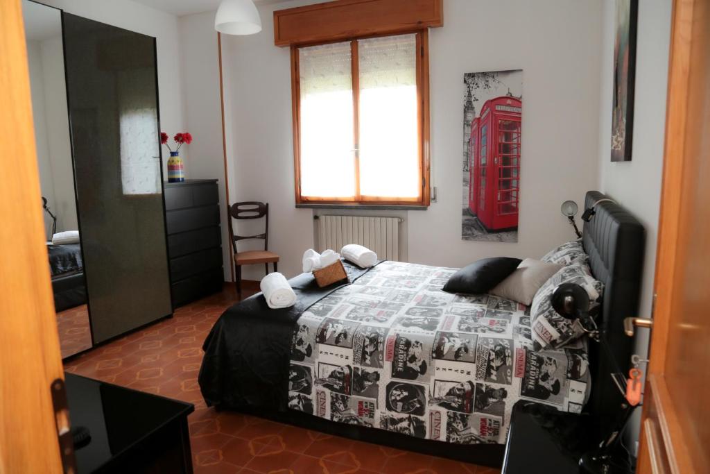 um quarto com uma cama e uma cabina telefónica vermelha em Guest House Via Emilia 