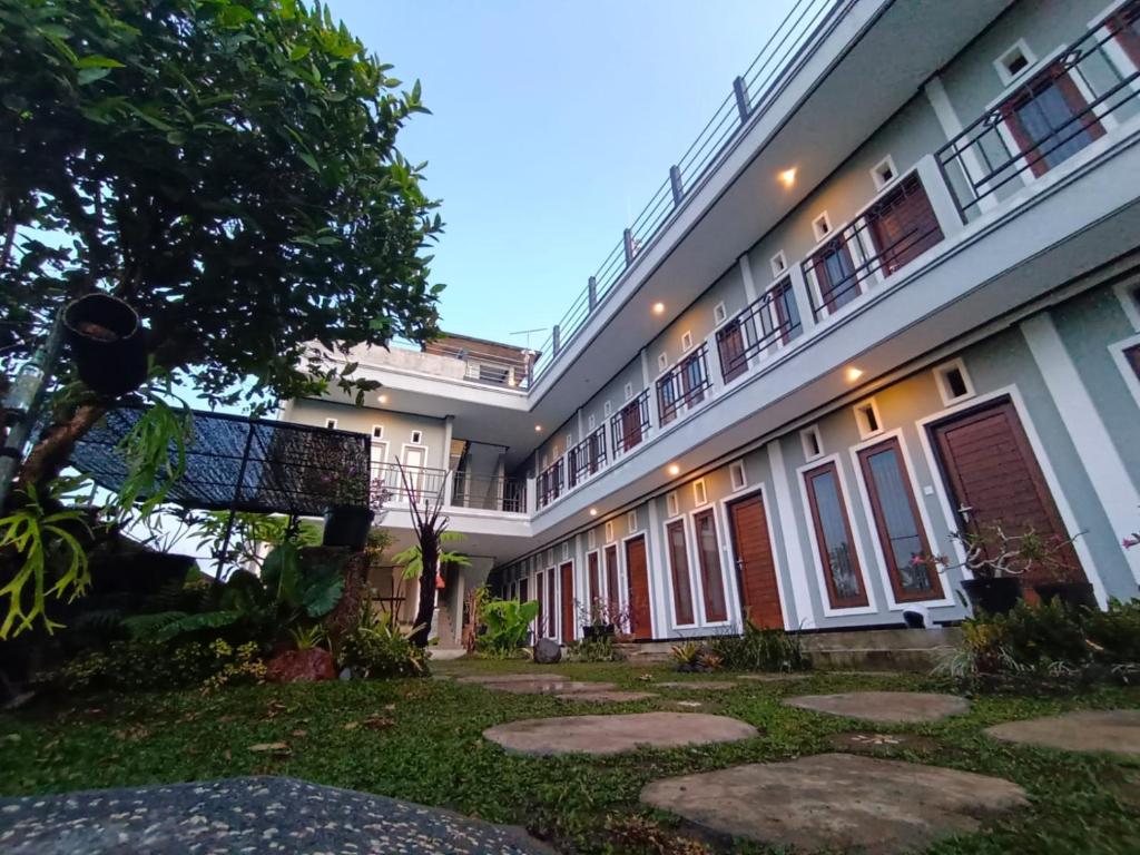 um grande edifício com um pátio em frente em Gending Sari House em Ubud