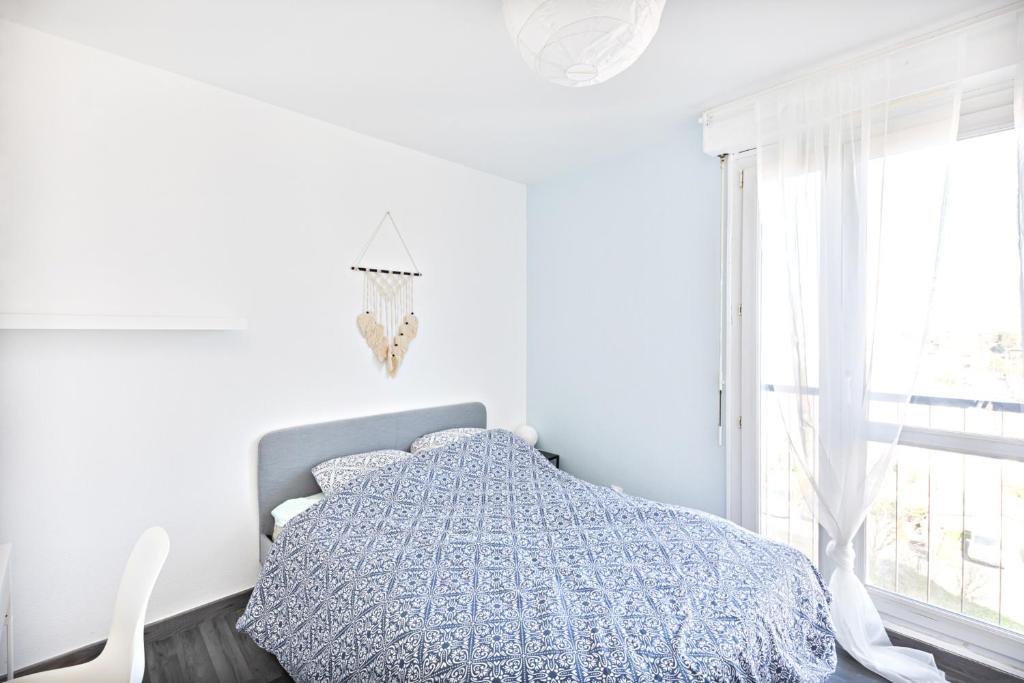 a white bedroom with a bed and a window at Chambre Privée - TOUT CONFORT - WIFI in Toulouse