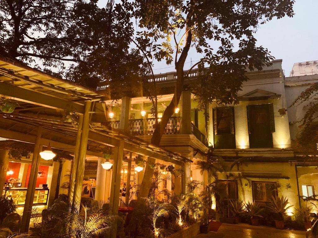 um edifício à noite com luzes acesas em The Elgin Fairlawn, Kolkata em Calcutá